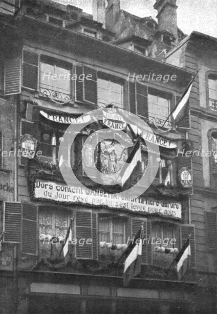 'Petain et Foch a Strasbourg; La parure de fete de Strasbourg liberee: deux facades ornee...,1918. Creator: Unknown.