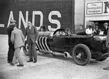 22 litre Benz of GK Clowes at a Surbiton Motor Club race meeting, Brooklands, Surrey, 1928. Artist: Bill Brunell.