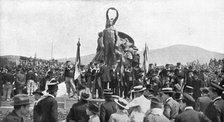 ''La ceremonie du quarto; Les survivants des Mille, autour du monument, le 5 mai 1915', 1915. Creator: Unknown.