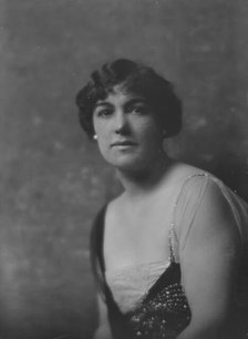 Williamson, W.F., Mrs., portrait photograph, 1916 or 1917. Creator: Arnold Genthe.