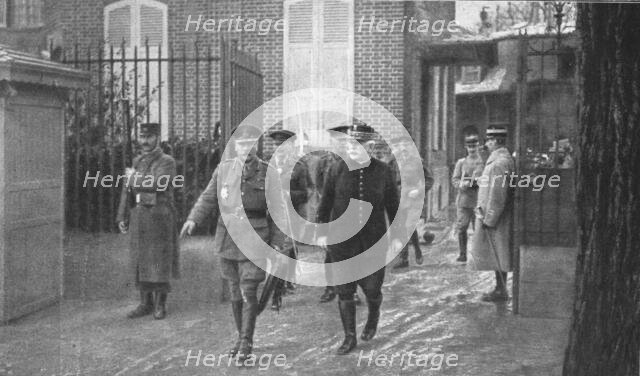 'Le Nouveau Commandant en Chef des Armees Britanniques en France; Visite de Sir Douglas..., 1916. Creator: Unknown.