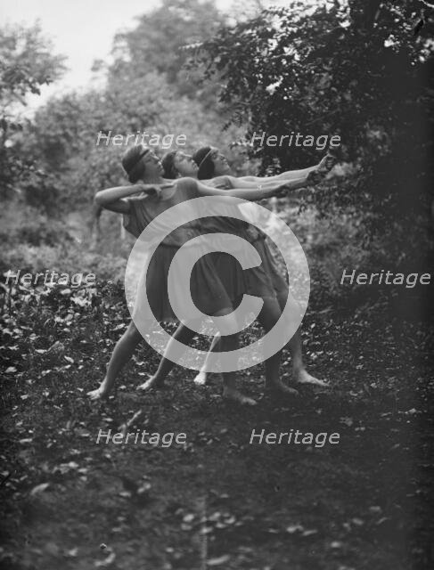Florence Noyes dancers, between 1915 and 1918. Creator: Arnold Genthe.