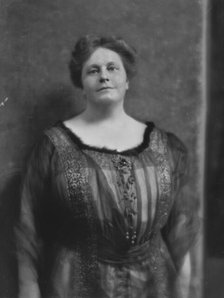 Spencer, H.K., Mrs., portrait photograph, 1915. Creator: Arnold Genthe.
