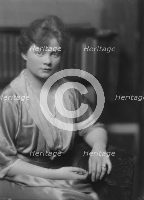 Barker, Kathryn, Miss, portrait photograph, 1914 Dec. 4. Creator: Arnold Genthe.