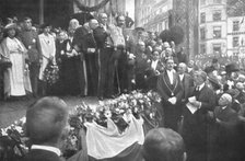 'Les fetes de la victoire en Belgique; un des echevins de Liege presente a la foule le..., 1919. Creator: Jean Clair-Guyot.
