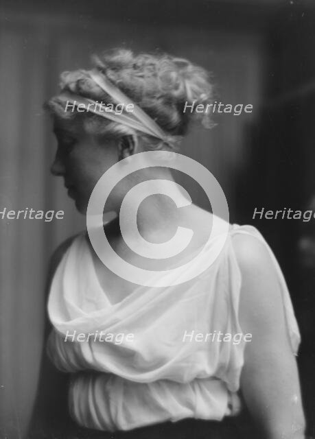 Kuhn, Miss, portrait photograph, 1915 May 15. Creator: Arnold Genthe.