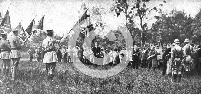 'Parmi les soldats de l'entente; la remise des drapeaux offerts par Paris, Nancy, Belfort..., 1918. Creator: Unknown.
