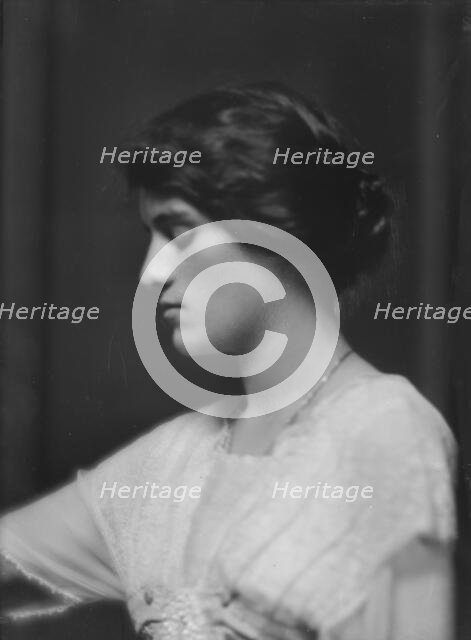 Bull, Miss, portrait photograph, 1913. Creator: Arnold Genthe.