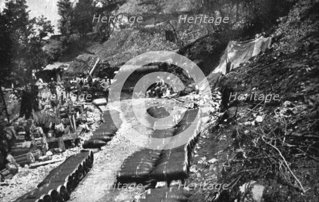 ' Victorieuse Offensive Italienne; L'outillage du bombardement: un gros obusier en action..., 1917. Creator: Unknown.