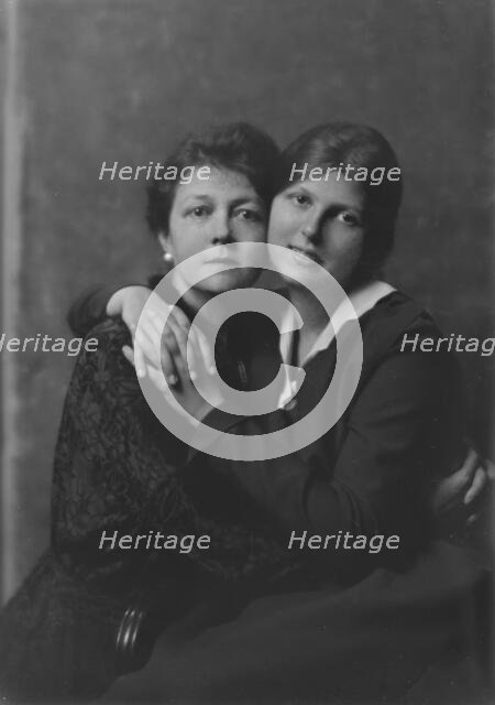 Pelton, L.D., Mrs., and daughter, portrait photograph, 1917 Oct. 1. Creator: Arnold Genthe.