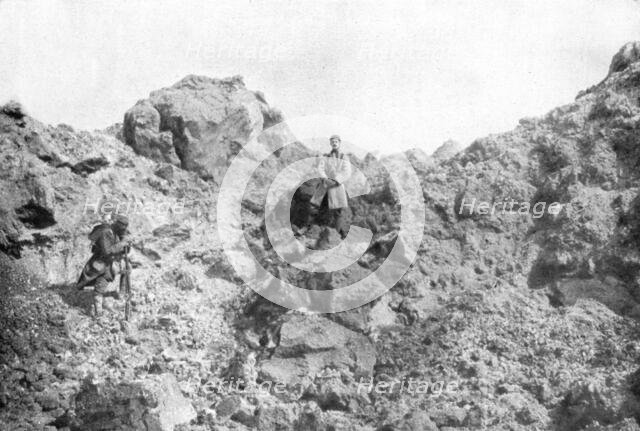 'Notre offensive d'Artois; Devant Carency, un bouleversement de terrain produit par un mine', 1915. Creator: Unknown.
