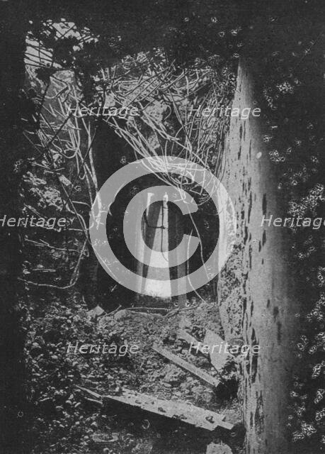 'Apres la reprise du Fort de Douaumont; couloir eventre de la tourelle Nord-Ouest du fort', 1916. Creator: Unknown.