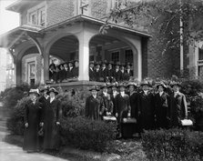 Visiting nurses' building, showing group, Detroit, Mich., between 1905 and 1915. Creator: Unknown.