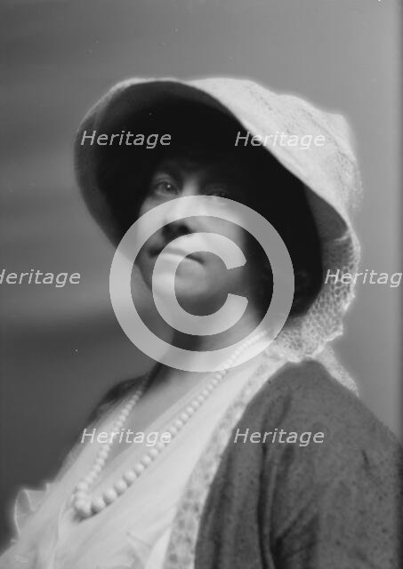 Lee, Annabel, portrait photograph, 1913. Creator: Arnold Genthe.