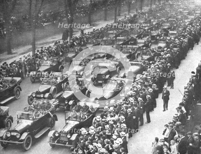 'Les fetes de la victoire a New-York; les blesses de la 1st division Americaine participent...,1919. Creator: Unknown.