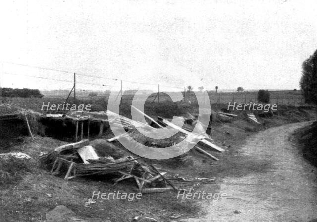 'L'immense champ de Bataille; abris que l'infanterie allemande s'etait construits a Chambry', 1914. Creator: Unknown.