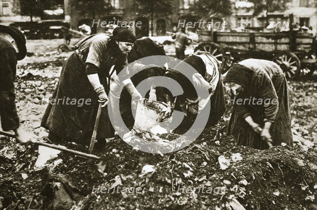 The poor of Berlin rummaging in refuse heaps, Germany, c1914-c1918. Artist: Unknown