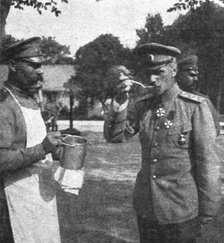 'Les russes en France; Le general Lokhvitzky goute le bouillon des soldats', 1916. Creator: Unknown.