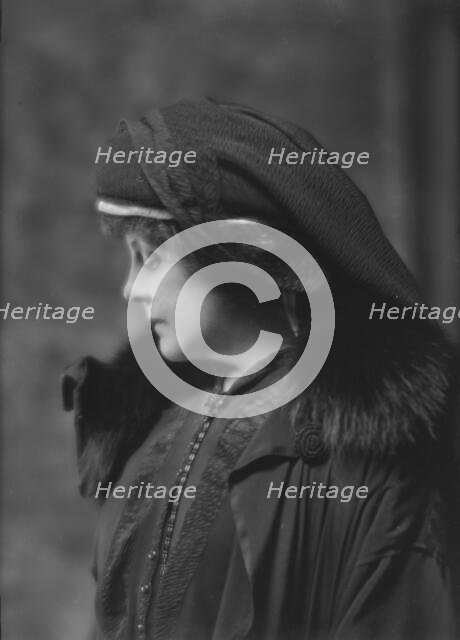 Compton, Barnes, Mrs., portrait photograph, 1914 Nov. 20. Creator: Arnold Genthe.