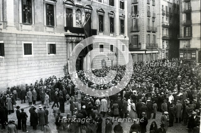 Crowd at the gate of the Palau de la Generalitat, in Plaça Sant Jaume, Barcelona, to visit the fu…