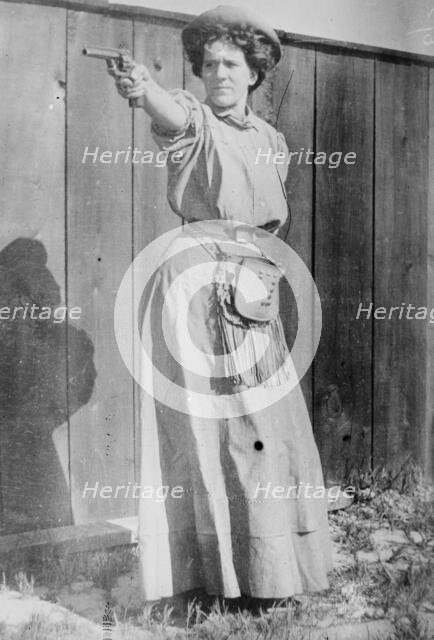 Mrs. Adolph Topperwein. [with gun], between c1910 and c1915. Creator: Bain News Service.