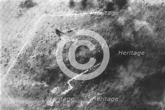 'Le Fort de Douaumont. La preparation d'artillerie; le 22 mai, a 10heures. -- deux heures..., 1916. Creator: Unknown.