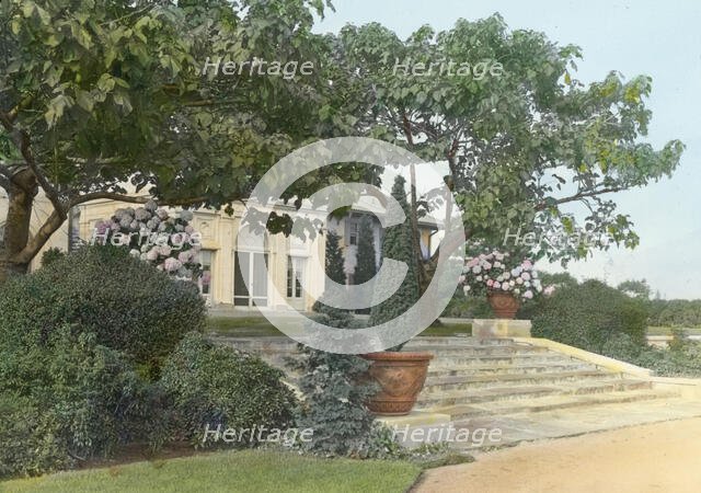 "Red Maples," Mrs. Rosina Sherman Hoyt House, Southampton, New York, 1915. Creator: Frances Benjamin Johnston.