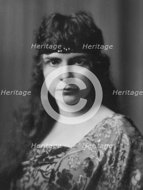 Woodward, Miss, portrait photograph, 1915 May 25. Creator: Arnold Genthe.