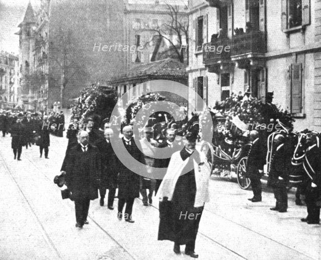 ' "La Guerre a L'Allemande"; Le cortege: derriere l'huissier en manteau aux cou'eurs..., 1918. Creator: Unknown.