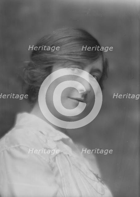 Leslie, Maude, Miss, portrait photograph, 1915 Apr. 6. Creator: Arnold Genthe.