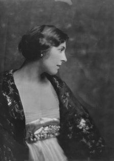 Lindahl, A., Miss, portrait photograph, 1915 Sept. 22. Creator: Arnold Genthe.