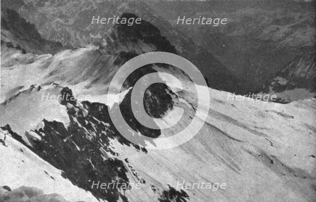 'Sur le front Italien; Les pentes des monts Presana et Zigolone, don’t les sommets..., 1918. Creator: Unknown.