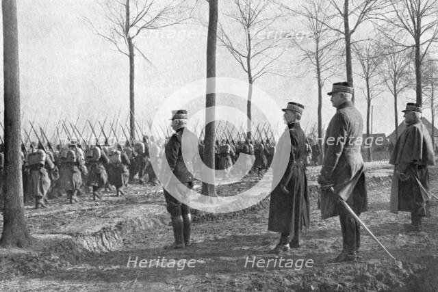''Revue sur le front; Sous les yeux du grand chef, sur la route d'Hondschoote', 1915. Creator: Unknown.
