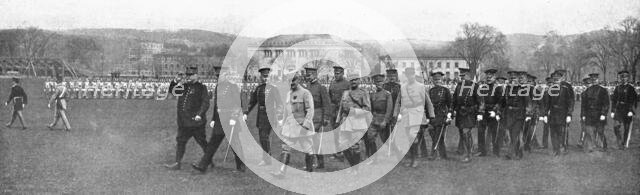 'Joffre a West-Point, le <<Saint-Cyr>> des Etats-Unis; Le marechal, accompagné par..., 1917. Creator: Unknown.