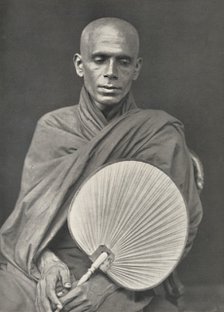 'Buddhistischer Monch der Burma-Sekte mit Palmblattfacher', 1926. Artist: Unknown.