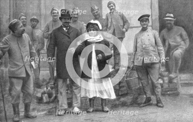 'Le moral de nos soldats; Nos hommes s'amusent: redescendus de Douaumont a Verdun, deux coloniaux du Creator: Unknown.