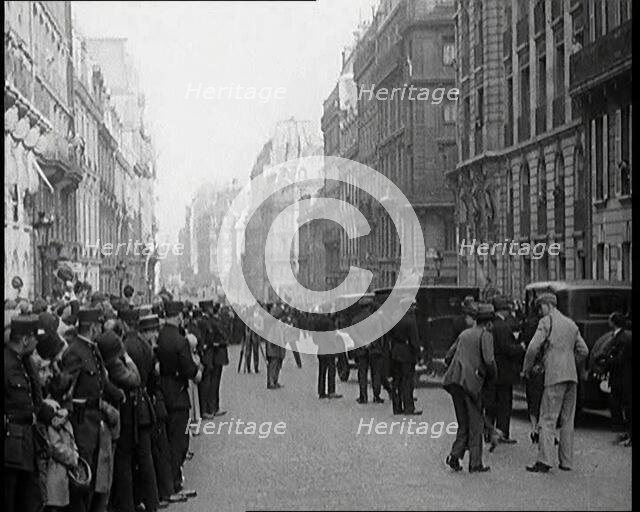 Press Waiting for Charles Lindbergh and Anne Morrow Lindbergh, 1927. Creator: British Pathe Ltd.