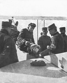 ''Le pilote montre a un major sa jambe fracturee. Deux avieteurs allemands "descendus"..., 1915. Creator: Unknown.