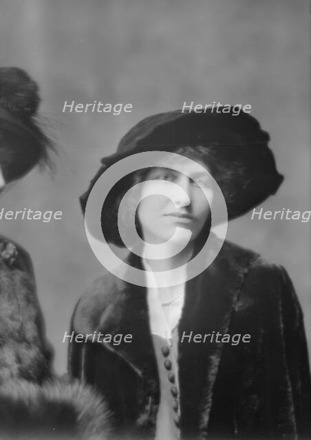 Burns, Florence, Miss, portrait photograph, 1915 Jan. 26. Creator: Arnold Genthe.