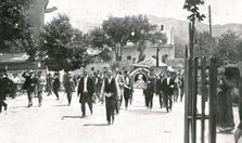 'Sarajevo, D'autres manifestants promenent un portrait de Francois-Joseph', 1914. Creator: Walter Tausch.