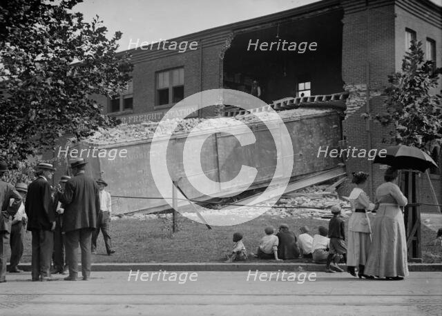B&O RR wreck - Wash., between c1910 and c1915. Creator: Bain News Service.