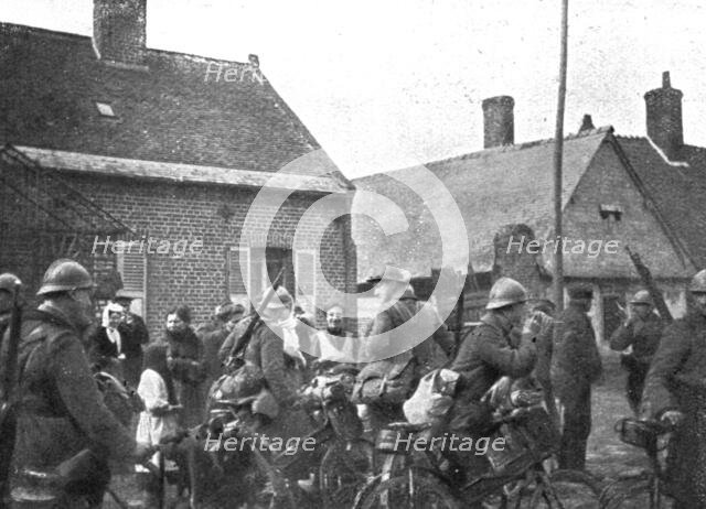 'L'avance Francaise; Un village libere fait fete aux premiers soldats francais apparus: des chasseur Creator: Unknown.