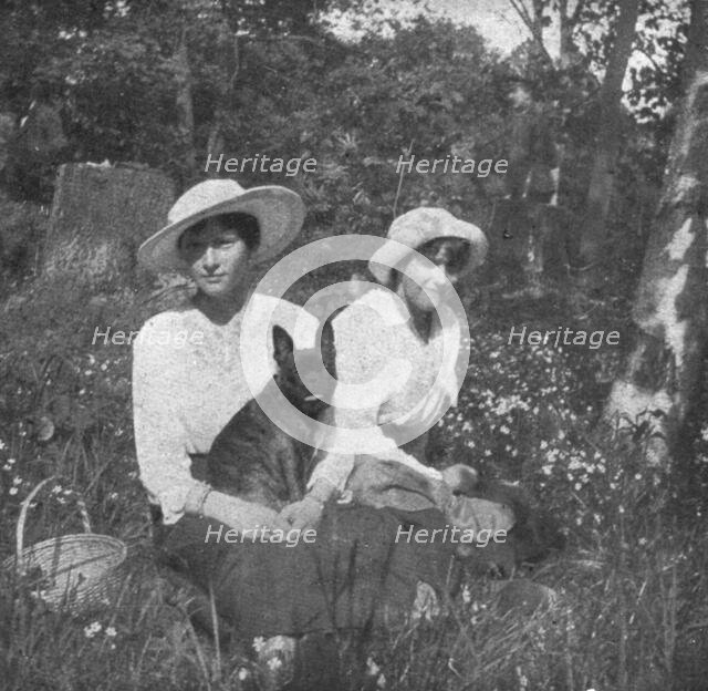 ''Les Romanof a Tsarskoie-Selo; Dans un coin fleuri du parc de Tsarskoie-Selo; les grandes..., 1917. Creator: Unknown.