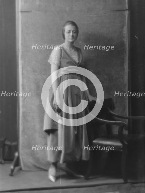 Andrews, E., Miss, portrait photograph, 1916. Creator: Arnold Genthe.