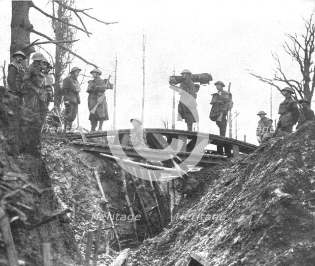 'La retraite allemande; La poursuite: passerelle jetee par les pionniers anglais sur une ancienne tr Creator: Unknown.
