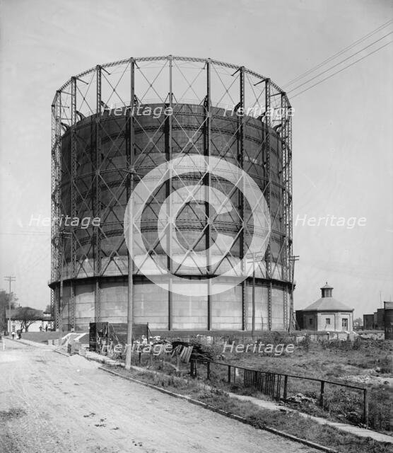Gas tank, Detroit City Gas Company, Detroit, Mich., between 1900 and 1905. Creator: Unknown.