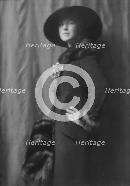 Osborn, Audrey, Miss, portrait photograph, 1913. Creator: Arnold Genthe.