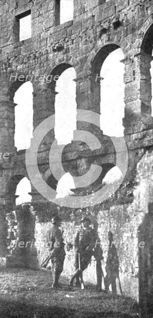 'Du Bosphore a L'Adriatique; Factionnaires italiens de garde a l'amphitheatre romain de Pola', 1918. Creator: Unknown.