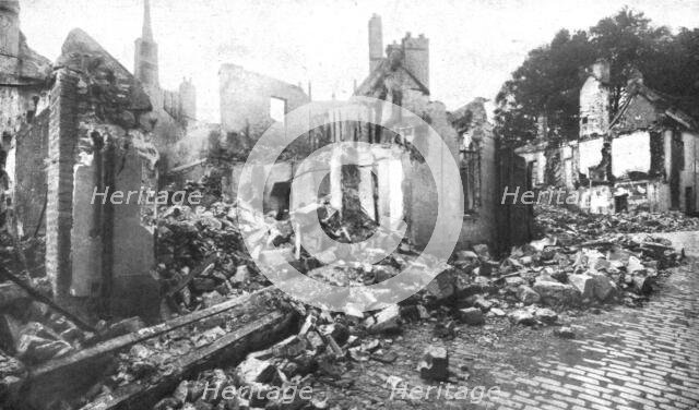 ''Le sac de Senlis; La rue Belion, a Senlis', 1914. Creator: Unknown.