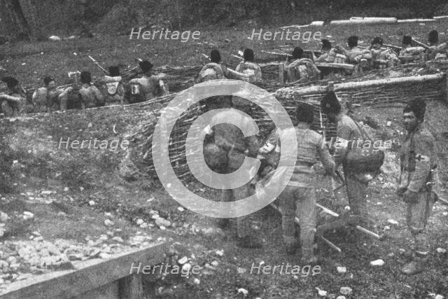 'Sur le front Roumain; brancardiers emportant un blesse', 1916. Creator: Unknown.